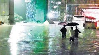 तेज बारिश से बेंगलुरु पानी-पानी, आईएमडी ने तटीय इलाकों के लिए जारी किया रेड अलर्ट