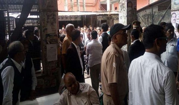लखनऊ के कोर्ट में धमाका, कई वकील घायल, 3 जिंदा बम बरामद