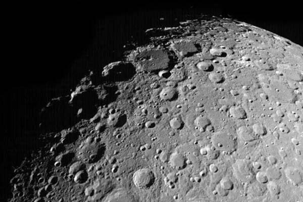 चांद की चट्टानों पर धरती से भी ज्यादा लोहा, टाइटेनियम होने के संकेत