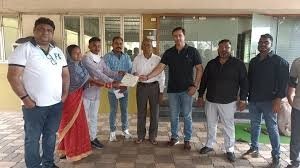 ट्रक ट्रेलर ट्रांसपोर्टर एसोसिएशन के द्वारा मारी कावेरी / बहन ड्राइवर रवि निवासी शिवपुरी जामुल की शादी मे 25000/ नगद सम्मान सहयोग राशि दिया गया