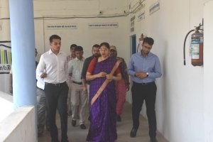 मुख्य निर्वाचन पदाधिकारी श्रीमती रीना कंगाले ने दंतेवाड़ा में स्ट्रांगरूम एवं मतगणना केन्द्र का किया निरीक्षण