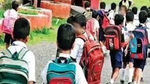 छत्‍तीसगढ़ की राजधानी रायपुर के दो स्कूलों की मान्यता रद होने के बाद यहां पढ़ने वाले छात्रों के अभिभावक अपने बच्चों के भविष्य को लेकर चिंतित