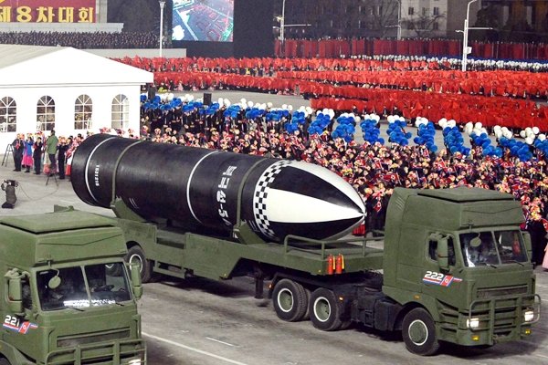 उत्तर कोरिया ने मिलिट्री परेड में प्रदर्शित की सबमरीन से लॉन्च होने वाली शक्तिशाली बैलिस्टिक मिसाइल