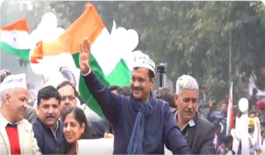 नॉमिनेशन दाखिल करने पहुंचे केजरीवाल बोले, AAP के खिलाफ सभी दल हुए एक