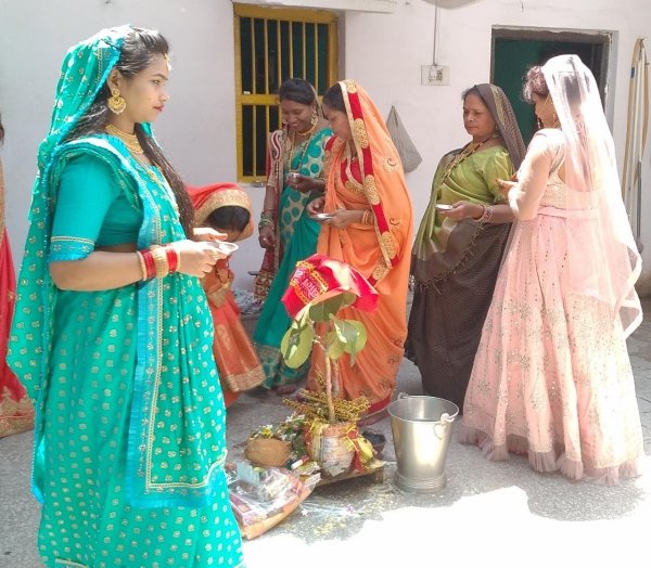 अखंड सौभाग्य की प्राप्ति के लिए महिलाओं ने वट सावित्री का पूजा की