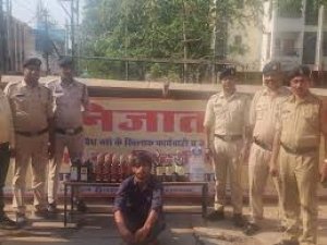 राजधानी रायपुर में एक हिस्ट्रीशीटर को शराब डिलीवरी करते पुलिस ने गिरफ्तार किया