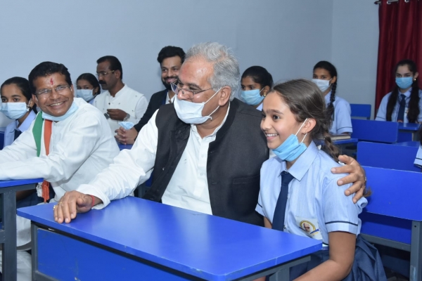 मुख्यमंत्री ने कोण्डागांव में स्वामी आत्मानंद अंग्रेजी माध्यम उत्कृष्ट विद्यालय का किया लोकार्पण