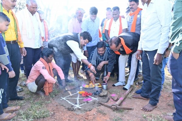 उपमुख्यमंत्री ने जनचौपाल में ग्रामीणों के संग बैठ की ग्राम के विकास पर चर्चा