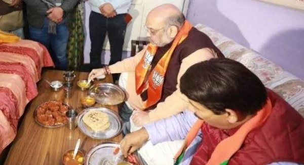 अमित शाह ने कार्यकर्ता के घर खाना खाया तो केजरीवाल बोले- मैंने ही रखा इनका ख्याल