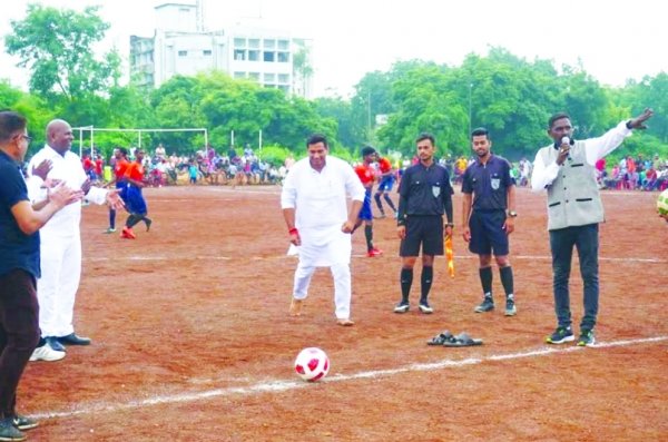 फुटबॉल खिलाड़ी के रुप में महापौर ने किक मारकर किया शुभारंभ