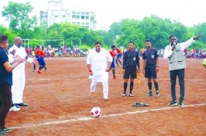 फुटबॉल खिलाड़ी के रुप में महापौर ने किक मारकर किया शुभारंभ