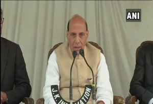 विवादों के बीच बोले राजनाथ सिंह, अच्छे वातावरण में होना चाहिए राम मंदिर का निर्माण