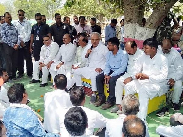 बरगद के छांव तले मुख्यमंत्री ने लगाई चौपाल, ग्रामीणों की सुनी समस्याएं