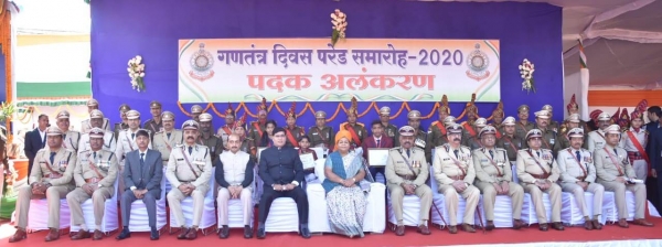 राज्यपाल ने उत्कृष्ट कार्य करने वाले पुलिस अधिकारियों और बहादुर बच्चों को किया सम्मानित