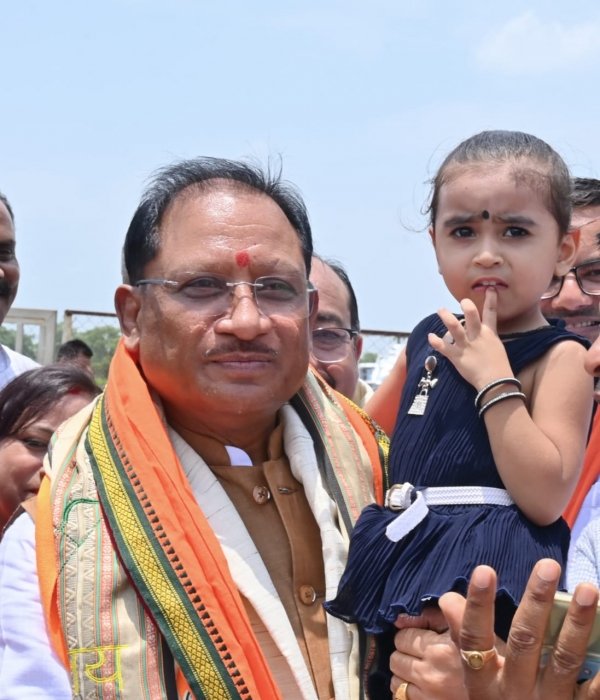 नन्ही सृष्टि को गोद में उठाकर मुख्यमंत्री श्री विष्णु देव साय ने रच दिया अपनत्व और स्नेह का अविस्मरणीय पल नन्ही सृष्टि को गोद में उठाकर