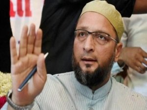 Asaduddin Owaisi का विवादित बयान - &#039;कांग्रेस से पैसा लो, वोट मुझे दो&#039;