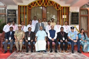 उप राष्ट्रपति ने राजभवन परिवार के साथ कराई फोटोग्राफी