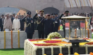 राष्ट्र ने महात्मा गांधी को उनकी 71वीं पुण्यतिथि पर भावभीनी श्रद्धांजलि दी