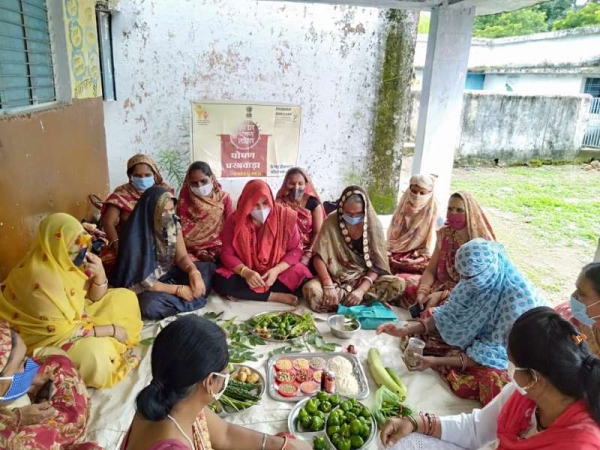 आंगनबाड़ी केंद्र पर पोषण प्रदर्शनी लगा माताओं को किया जागरूक