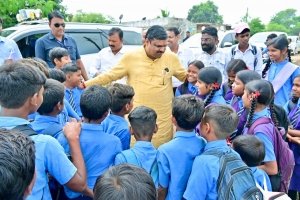 शिक्षा मंत्री गजेन्द्र यादव ने विद्यार्थियों से की आत्मीय भेंट, अनुशासन और लगन को बताया सफलता का मंत्र