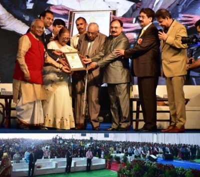 4000 लोगों ने एक साथ, एक छत के नीचे &#039;इतनी शक्त‍ि हमें देना दाता...&#039; गीत गाकर विश्व कीर्तिमान बनाया