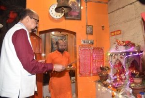 राज्यपाल  डेका ने हनुमान मंदिर में पूजा अर्चना की