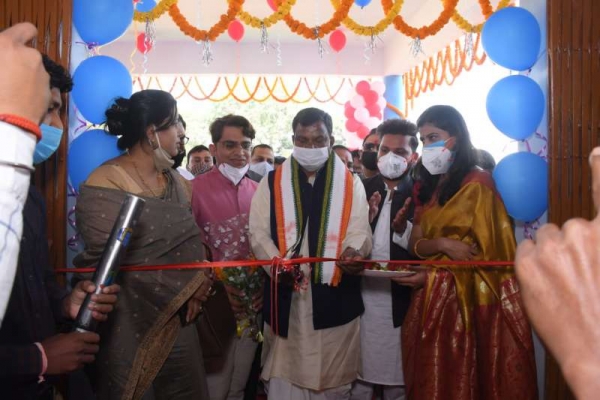 गढ़फुलझर में मिट्टी की परंपरागत कला को सहेजने और संवारने के साथ लोगों को बनाया जा रहा हुनरमंद