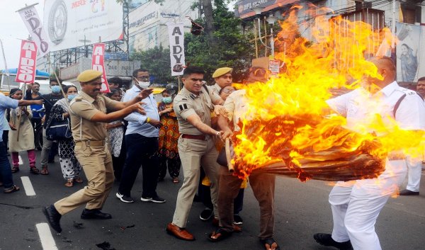 सरकार और नौजवान, दोनों ही मर्यादा का पालन नहीं कर रहे हैं