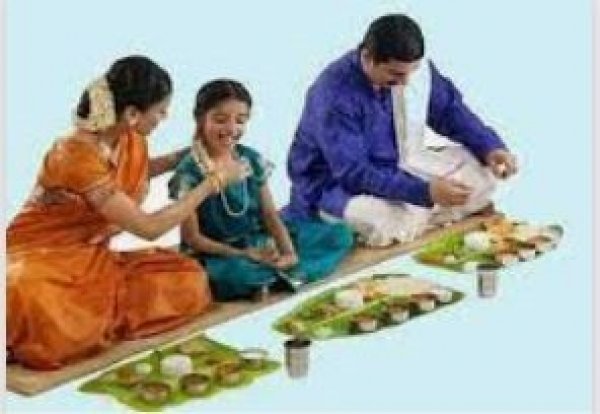 जमीन पर बैठ कर भोजन से लेकर हाथ से खाने तक, सेहत के लिए फायदेमंद