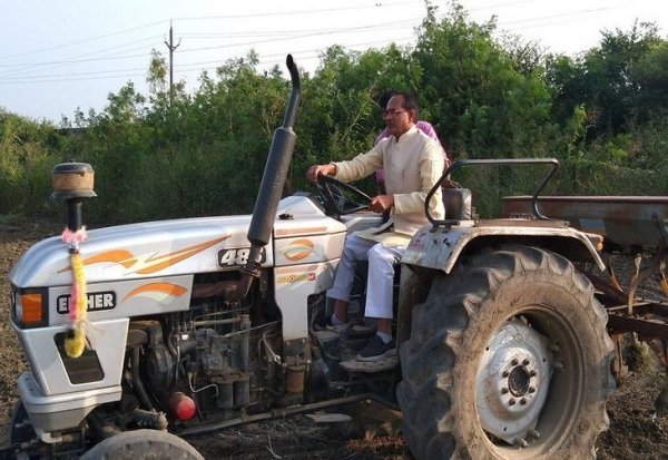 अपने खेत में ट्रैक्टर चलाते नजर आए पूर्व मुख्यमंत्री शिवराज, कहा- सचमुच में खेती करने का आनंद ही अलग है