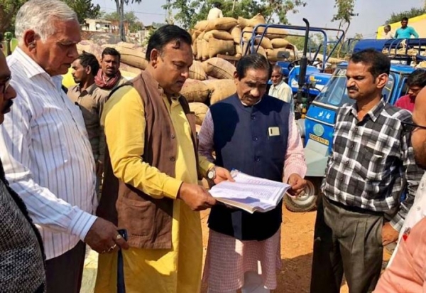 पीसीसी के उपाध्यक्ष व जिला कांग्रेस कमेटी के अध्यक्ष ने सीपत खरीदी केंद्र का किया निरीक्षण