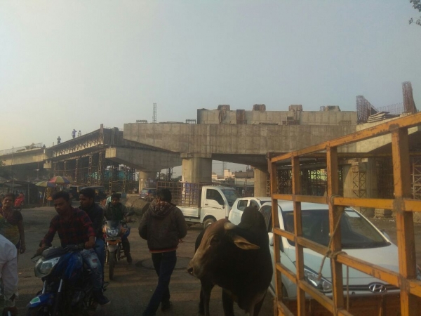 अधूरे ओवरब्रिज से व्यवसाय हुआ चौपट
