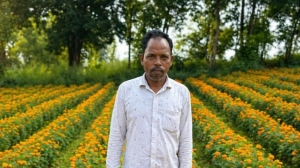 फूलों की खुशबू से महकी किस्मत ईश्वरचरण पैकरा का