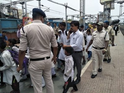 तस्करी कर ले जाए जा रहे 38 बच्चे हावड़ा-मुंबई मेल से बरामद, तीन गिरफ्तार