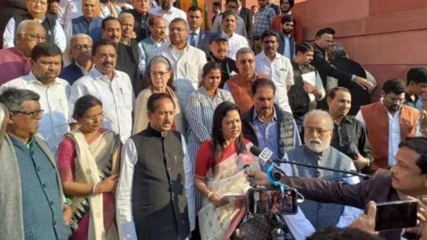 टीएमसी सांसद महुआ मोइत्रा को 'कैश फॉर क्वेरी' शुक्रवार को लोकसभा की सदस्यता गंवानी पड़ गई