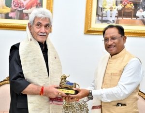 मुख्यमंत्री से जम्मू-कश्मीर के उपराज्यपाल मनोज सिन्हा ने की सौजन्य मुलाकात