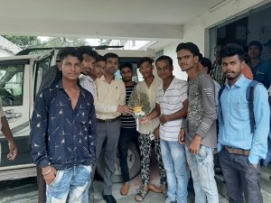 सड़क से मवेशियों को हटाने सौंपा ज्ञापन