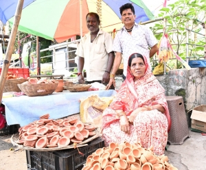 सड़क किनारे पसरे पर अचानक पहुंचे मुख्यमंत्री  विष्णु देव साय, मीरा के पसरे से खरीदा &lsquo;आशीर्वाद का दीया&rsquo;