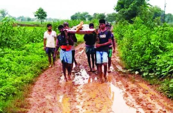 सड़क के अभाव में गई ग्रामीण की जान
