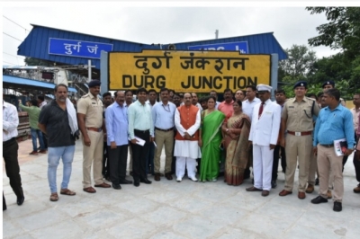 पैसेंजर सर्विसेस कमेटी ने दुर्ग रेल्वे स्टेशन की देखी व्यवस्था,यात्रियों से जाना हालचाल
