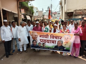 गंाधी विचार पदयात्रा में शामिल हुई मंत्री अनिला