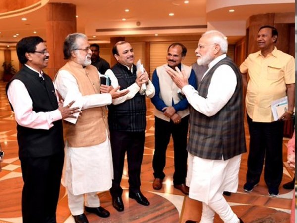 मोदी सर्वदलीय बैठक में शामिल हुए, शीतकालीन सत्र से शिवसेना विपक्ष में बैठेगी