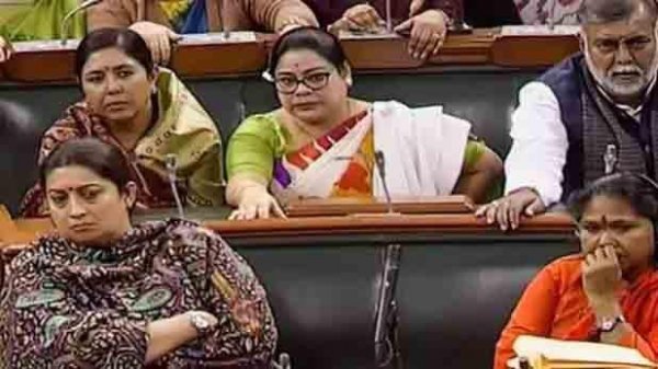 बीजेपी ने की सस्पेंड की मांग, लोकसभा में स्मृति ईरानी की ओर बढ़े कांग्रेस के दो सांसद