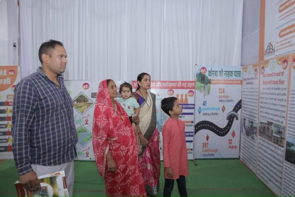 राज्योत्सव में जनसम्पर्क विभाग के स्टॉल में लोगों को मिली शासकीय योजनाओं की जानकारी