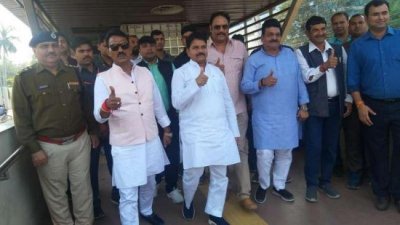 दो मंत्र‍ियों ने भी की बस की सवारी, प्रशासन की पहल को सराहा