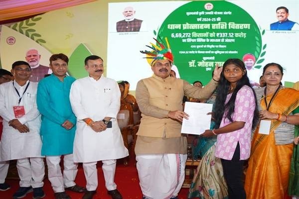 मुख्यमंत्री डॉ. यादव ने युवाओं को सौंपे नियुक्ति पत्र