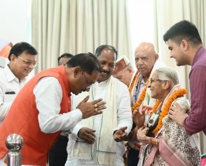 लोकतंत्र केवल एक शासन प्रणाली नहीं, बल्कि जीवन जीने की एक पद्धति:लोकतंत्र सेनानियों का संघर्ष हम सबके लिए प्रेरणास्रोत - मुख्यमंत्री  विष्णु देव साय