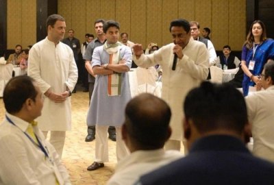 मध्यप्रदेश: कांग्रेस में टिकट के लिए घमासान, राहुल के सामने ही भिड़ गए दिग्विजय-सिंधिया!