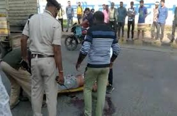 इंदौर में पत्नी को ऑफिस के लिए बस में बैठाकर घर जा रहा था, बदमाशों ने आंखों में मिर्ची डाली और चाकू से ताबड़तोड़ वार किए