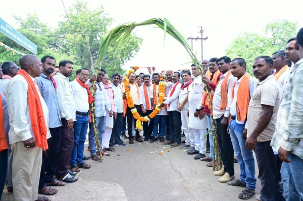 गन्ने का मूल्य 425 रुपये प्रति क्विंटल होने पर किसानों में उत्साह एवं खुशी, उप मुख्यमंत्री  विजय शर्मा को शक्कर की बोरियों से तौलकर जताया आभार